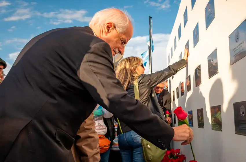 ARA San Juan: Taiana junto a familiares descubrieron un monumento en homenaje a los tripulantes