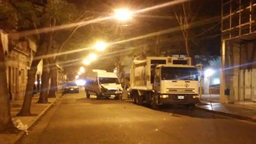 Recolector herido tras chocar un auto contra el camión de la basura