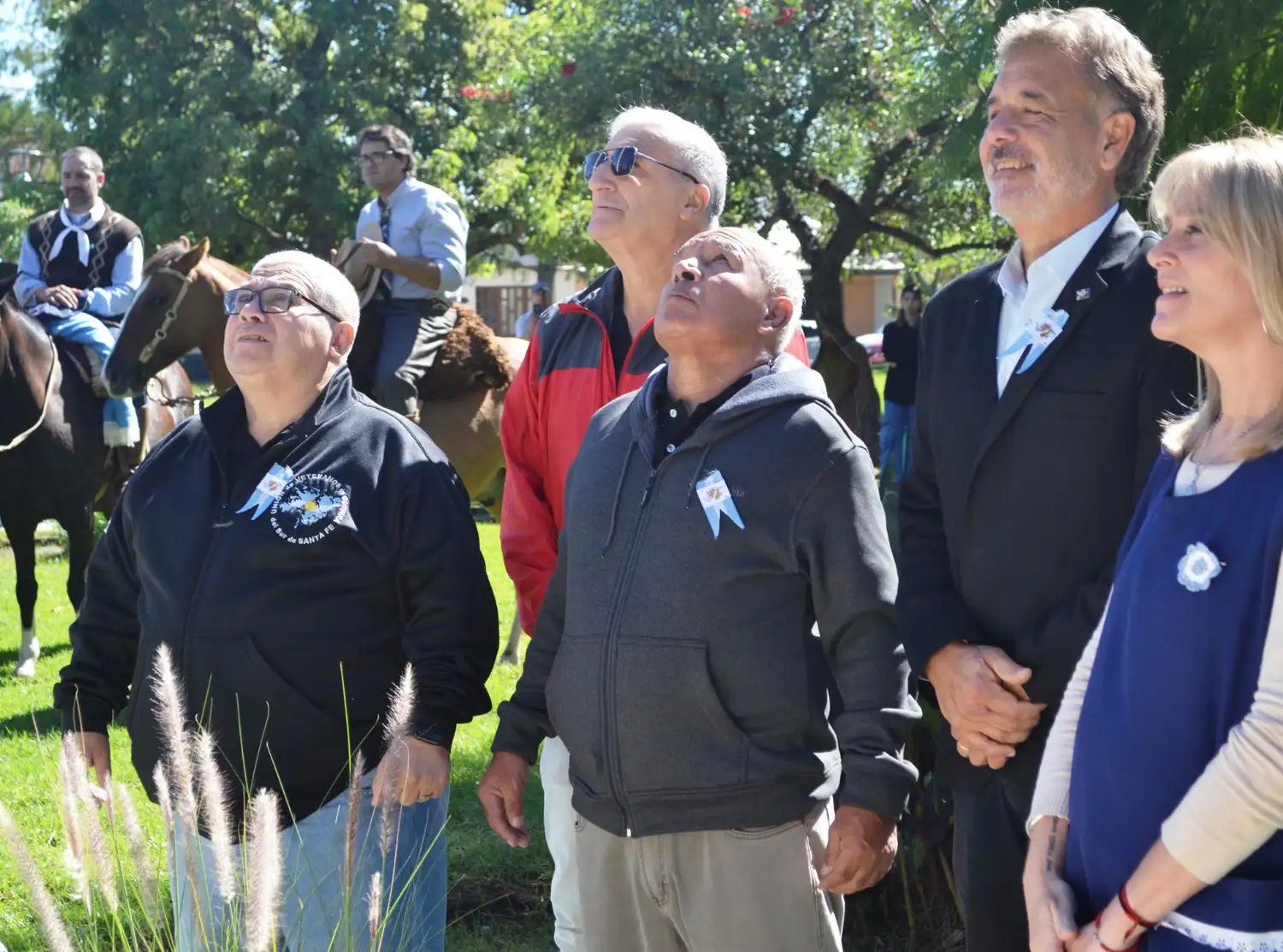 Veteranos de Malvinas junto al intendente y la Directora de la escuela.