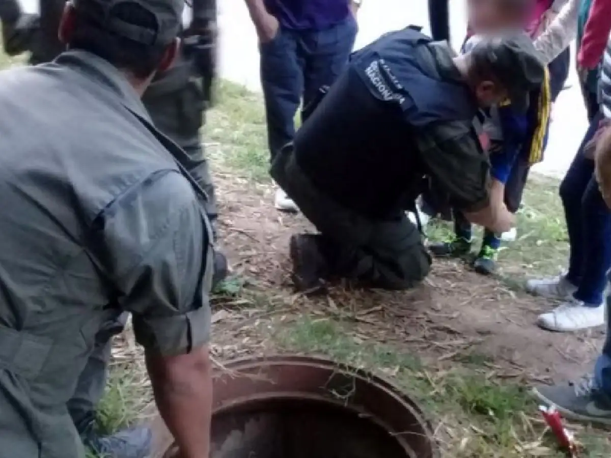 Un niño cayó a una alcantarilla de 3 metros y resultó ileso