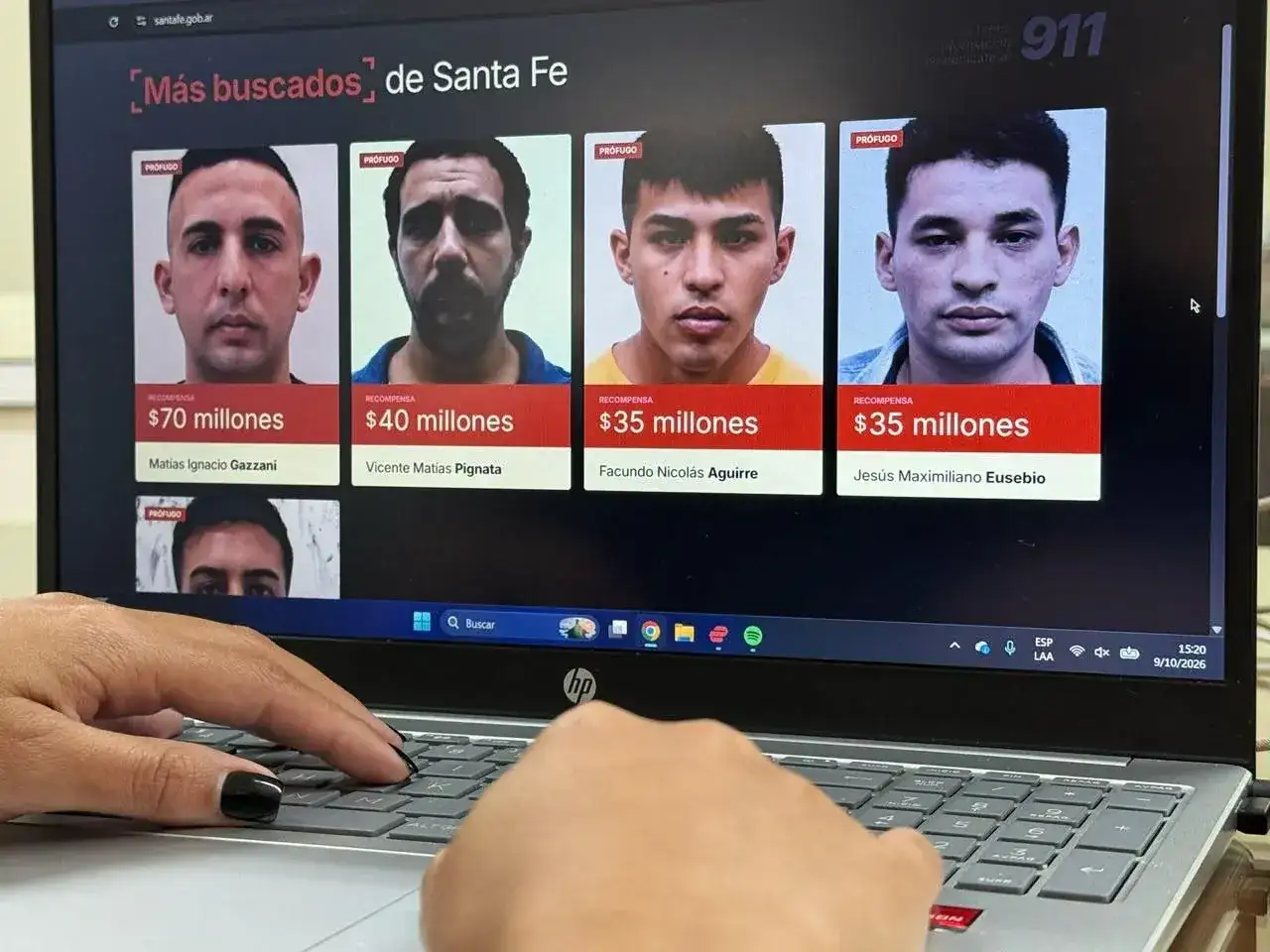 Nueva plataforma digital de Santa Fe que exhibe los rostros y recompensas de los prófugos más buscados por la justicia provincial.