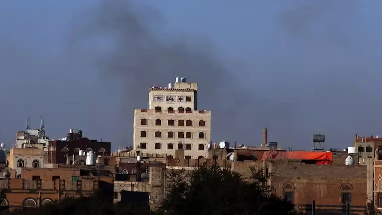 El humo se eleva desde el aeropuerto yemenita de Saná tras los ataques aéreos israelíes
