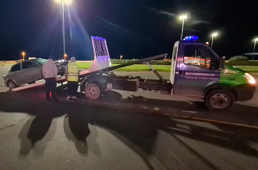 Pasaba semáforos en rojo a alta velocidad y quiso "coimear" a la policía