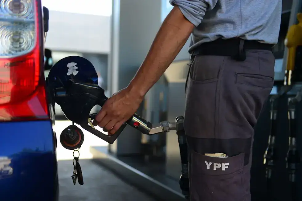 YPF aumentará un 1% el precio de los combustibles desde la medianoche