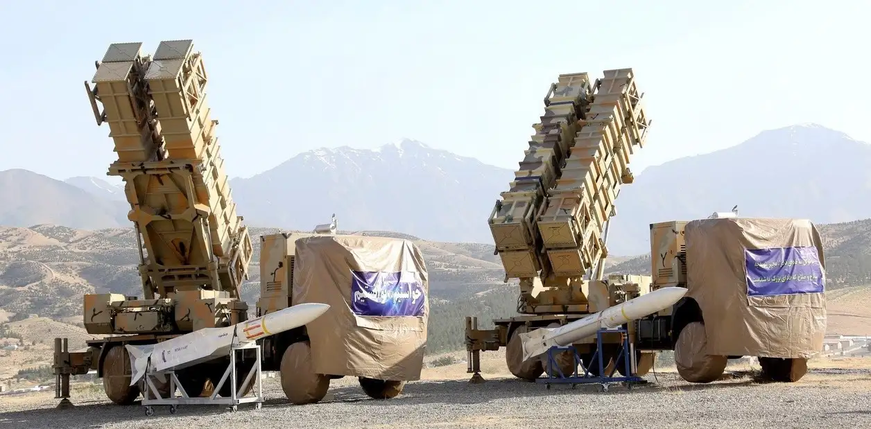 Irán presentó un nuevo sistema de defensa antiaéreo
