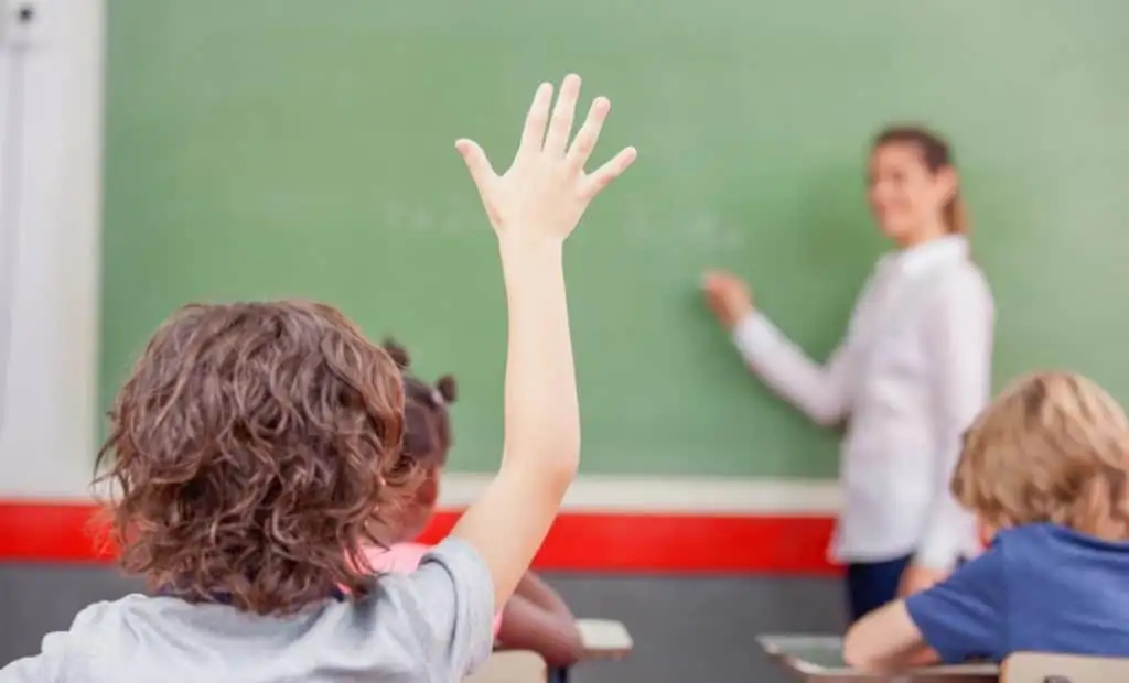 La medida alcanza al personal docente de gestión pública y privada, así como a asistentes escolares. Imagen ilustrativa