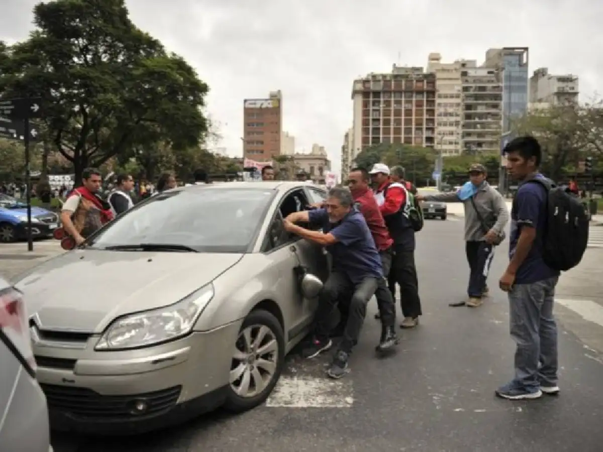 Embistió a un manifestante porque le impedía el paso durante una protesta