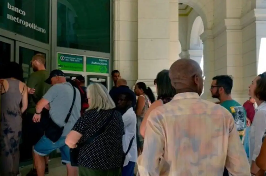 Cuba suspende los depósitos de dólares en efectivo en la isla