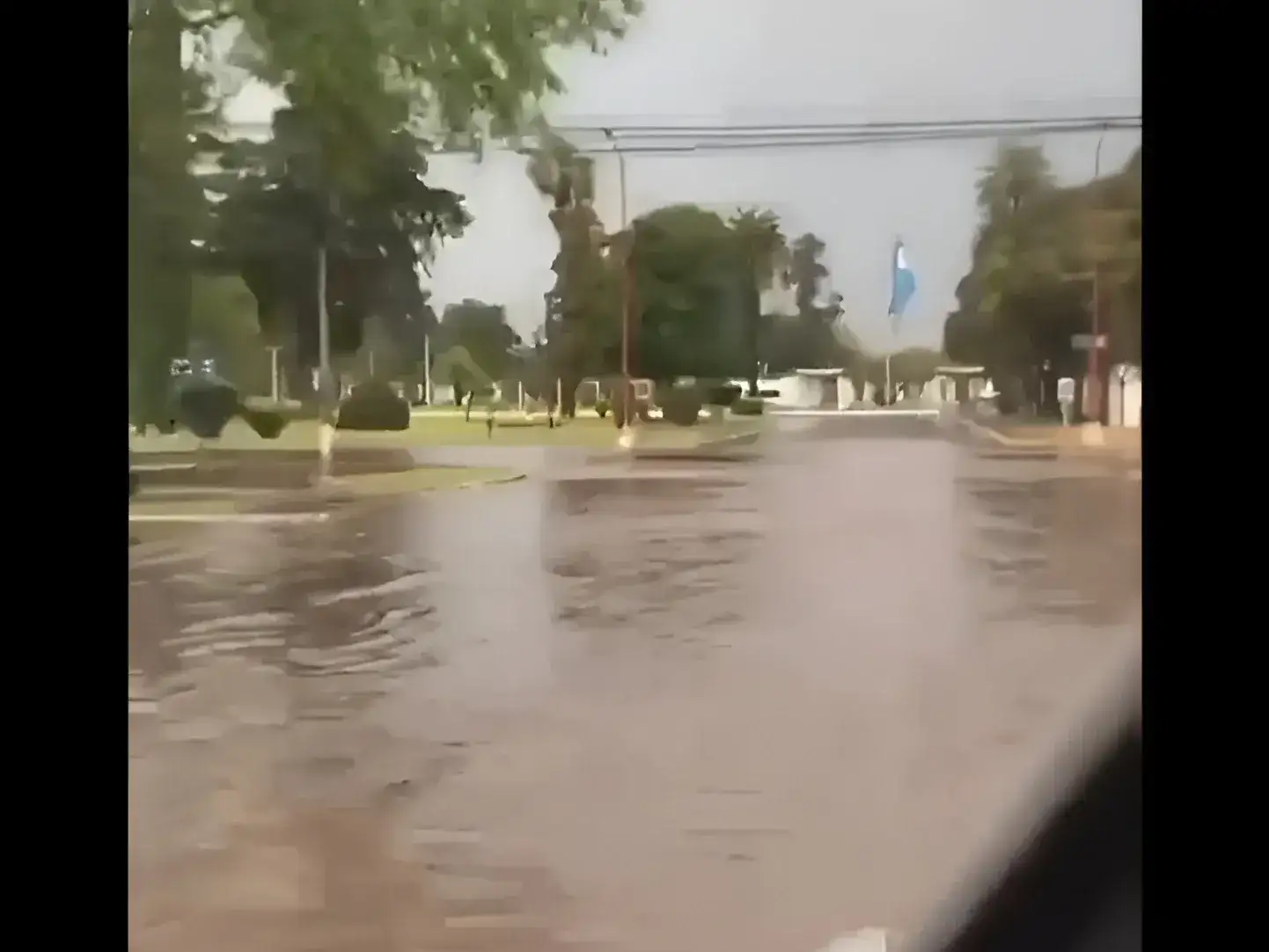 Algunas calles se vieron anegadas por la cantidad de agua en pocos minutos. Foto: Gentileza.