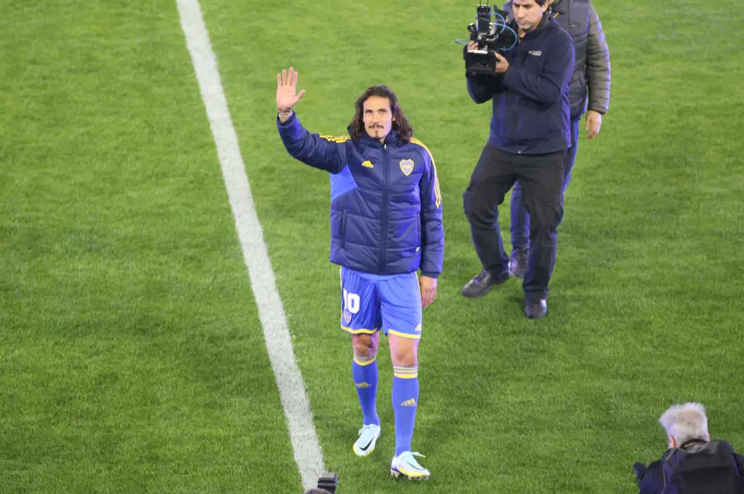 Cavani fue recibido por una multitud en “La Bombonera”.