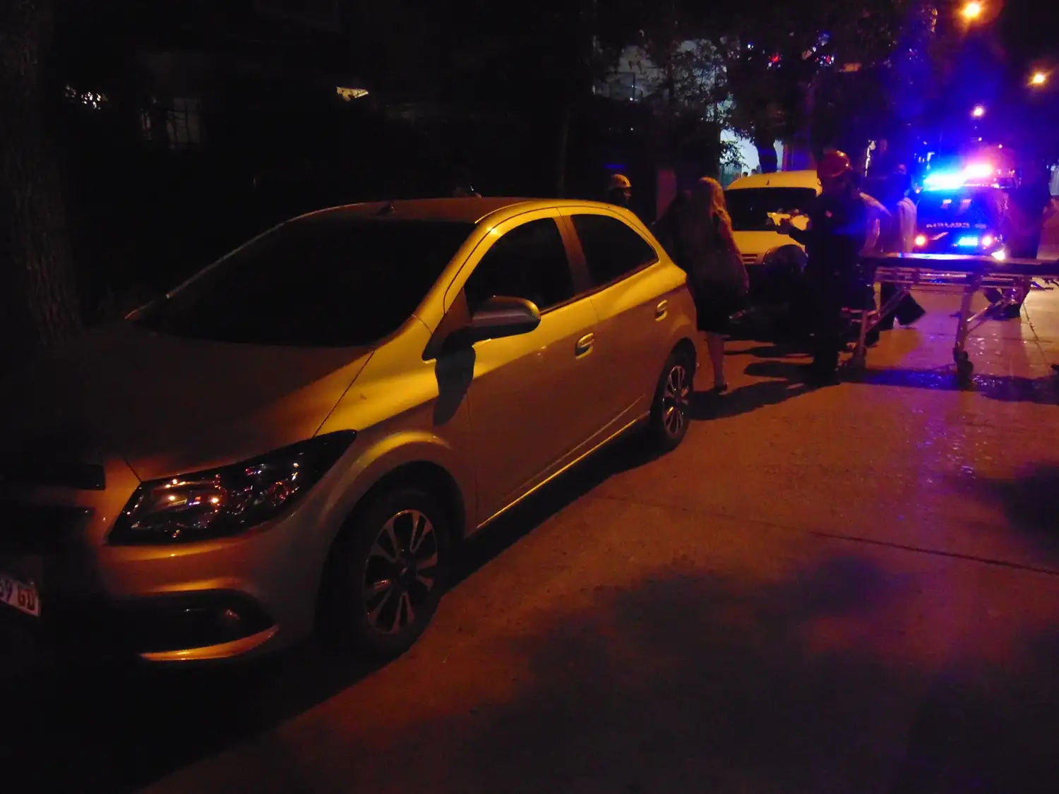 Intentando estacionar atropelló a una mujer