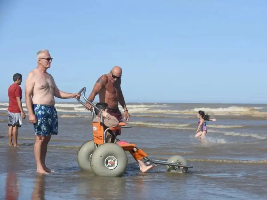 El balneario Noctiluca ofrece carpas gratuitas, rampas, sillas anfibias y personal especializado para discapacitados.