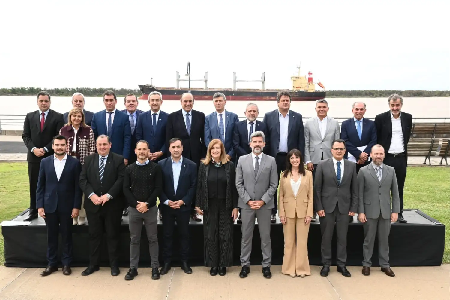 jefes comunales junto al ministro y al gobernador Pullaro.