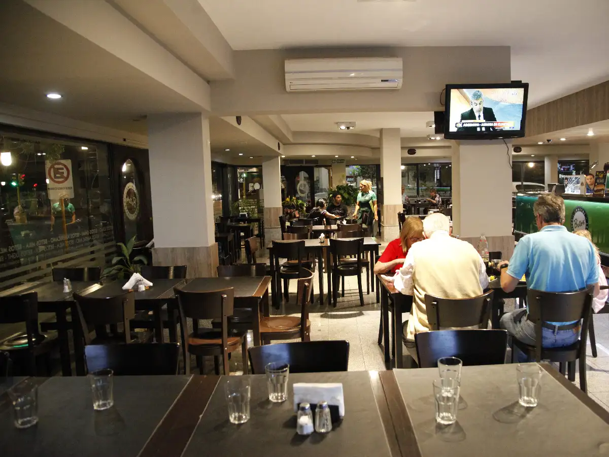 Sin fiambres ni tantas botellas sobre la mesa, la caída del consumo golpea a restaurantes 