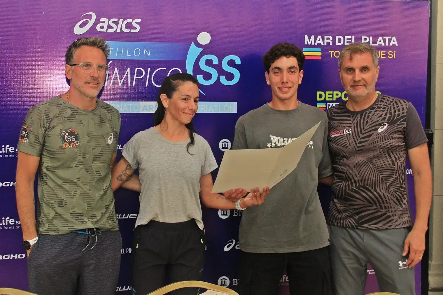 El triatleta marplatense Tiago Muñoz recibiendo la distinción al Mérito Deportivo del Concejo Deliberante.