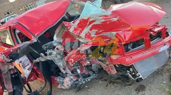 Locura al volante: robó un auto de una concesionaria, manejó 5 cuadras y lo destruyó contra una columna