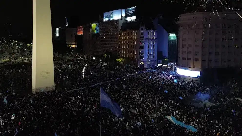 Miles de personas se reúnen en la avenida 9 de Julio para compartir la alegría del pase a semifinales