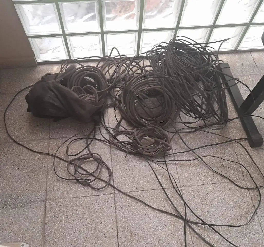 La policía recuperó los cables robados por los tres jóvenes.