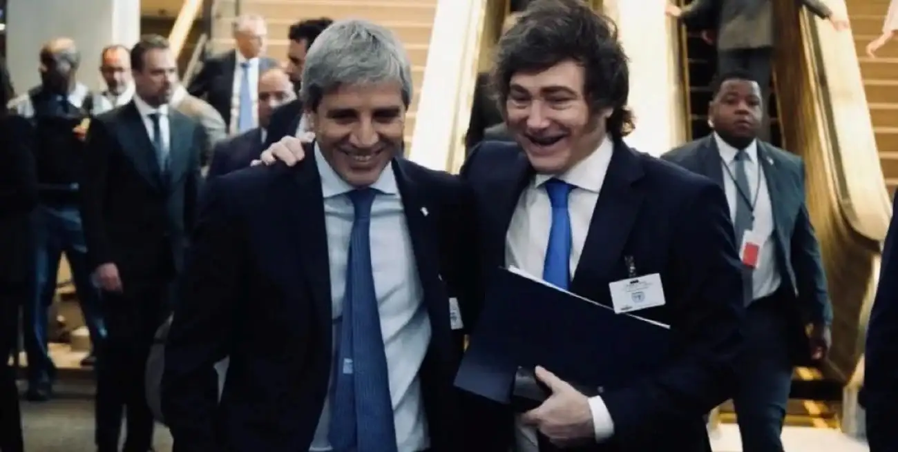 El presidente Javier Milei junto al ministro Luis Caputo. Fotos: Archivo