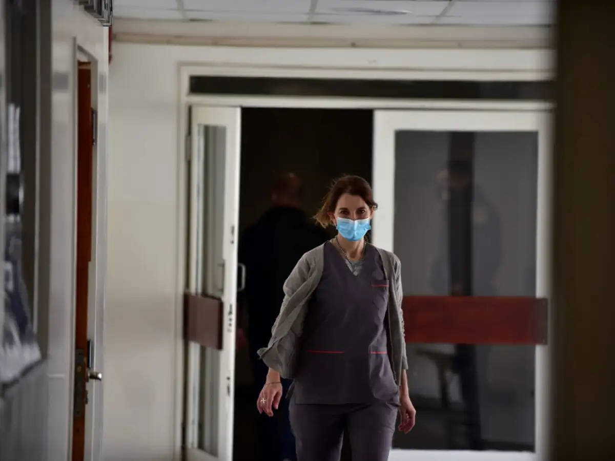 La pandemia tiene aislado al 10 % del personal sanitario del Hospital  