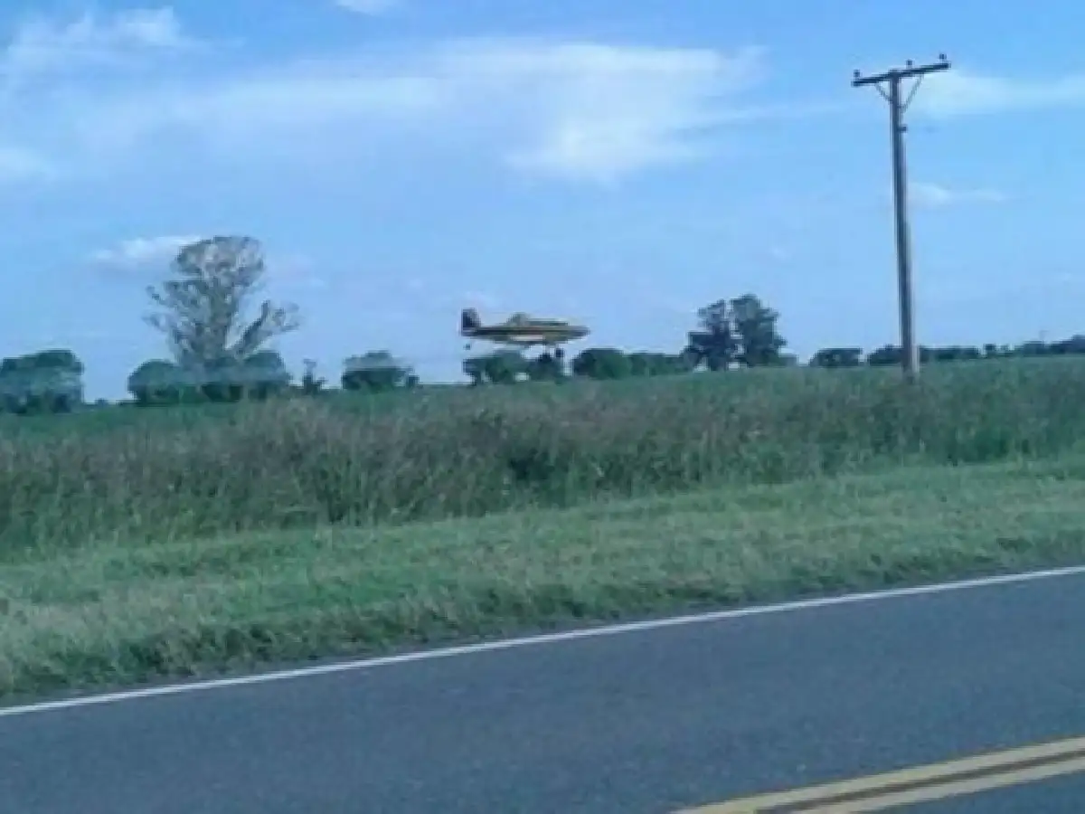 Viajaba por una ruta 13 y lo fumigó una avioneta