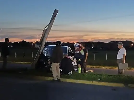 La camioneta se despistó e impactó contra un poste.