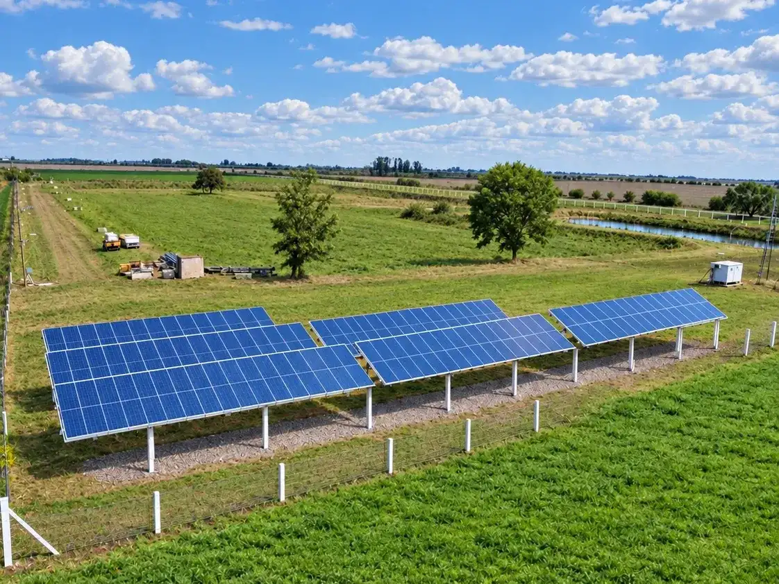 Los paneles fotovoltaicos se van a instalar en un predio rural para abastecer de energía renovable a la planta de agua local y fomentar la sostenibilidad en la región.