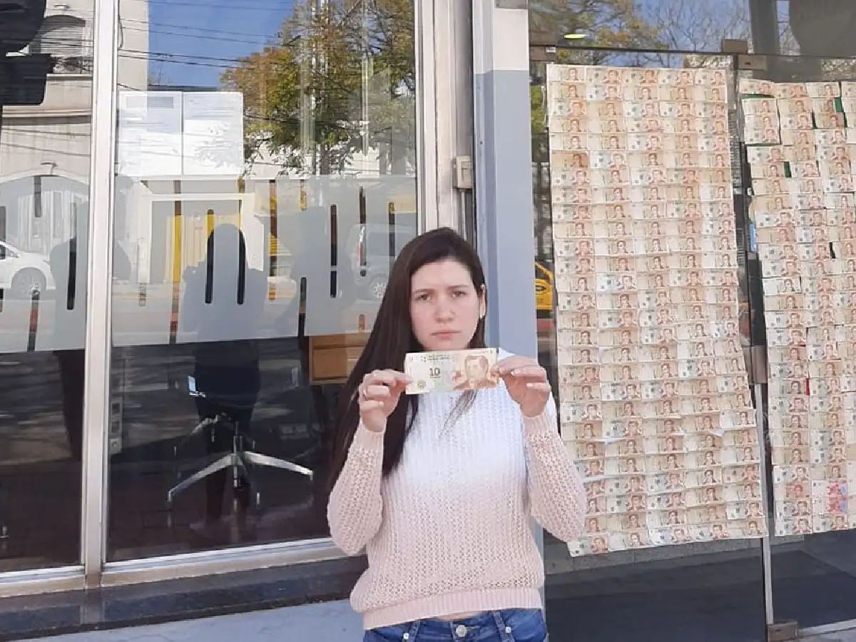 Para demostrar  la inflación una precandidata empapeló las puertas del Banco Nación en Córdoba