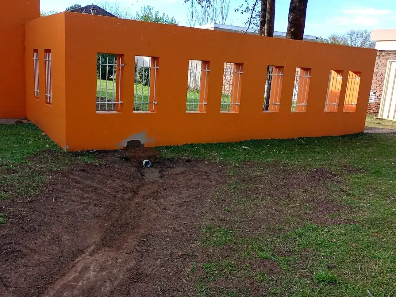 Personal del Municipio de Villa Cañás finalizó los trabajos de desagüe en el Hogar Santa Rosa de Lima.