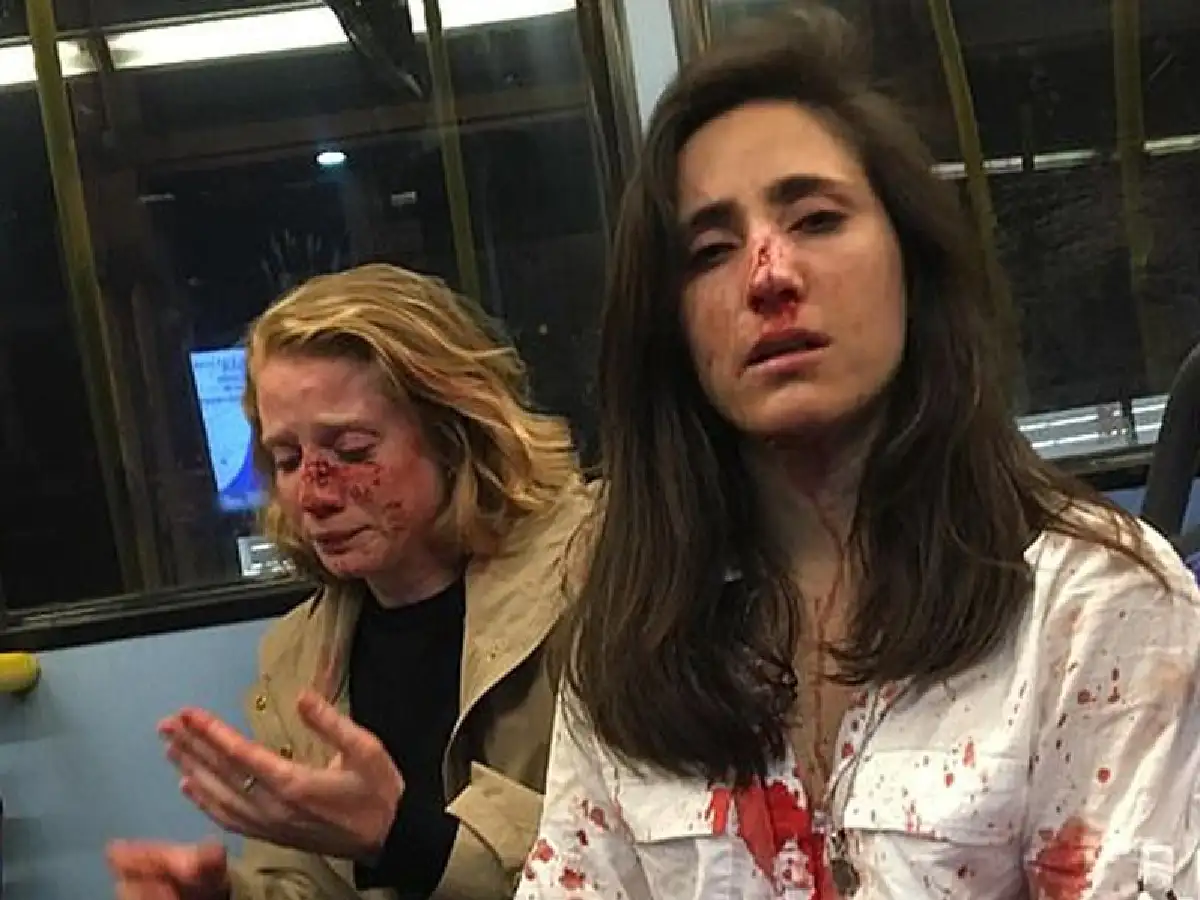 Una azafata uruguaya y su novia recibieron terrible golpiza en un autobús londinense: intentaron obligarlas a besarse