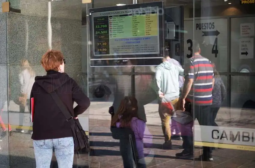 El dólar supera los $ 41,70 y sube el riesgo país