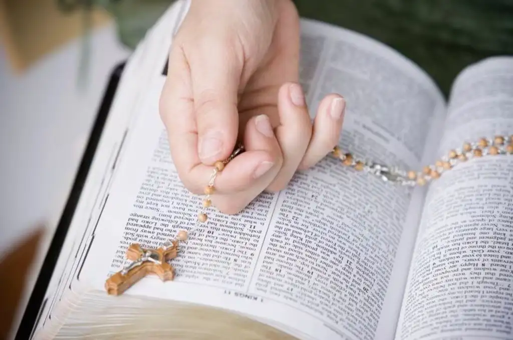 Insólito: colegios de Estados Unidos prohibiendo la Biblia por su contenido “pornográfico y violento”