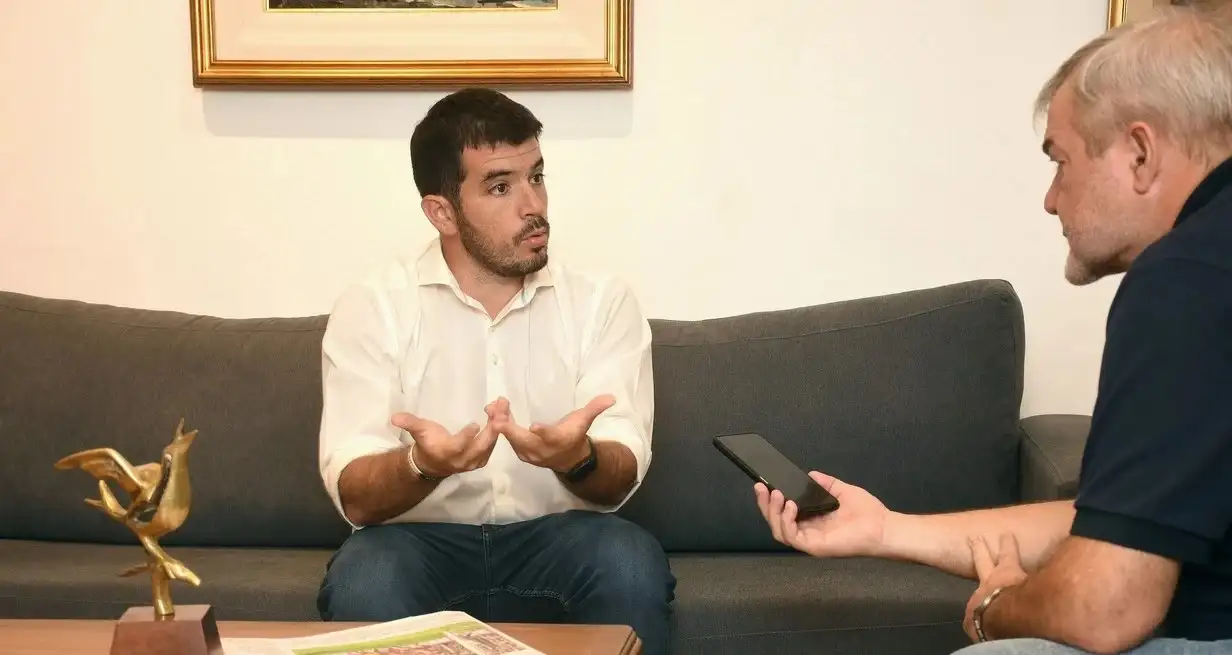 Chiarella visitó la Redacción de El Litoral, donde brindó una extensa entrevista. Crédito: Guillermo Di Salvatore