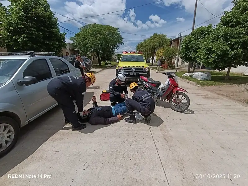 Bomberos atendieron al motociclista herido.