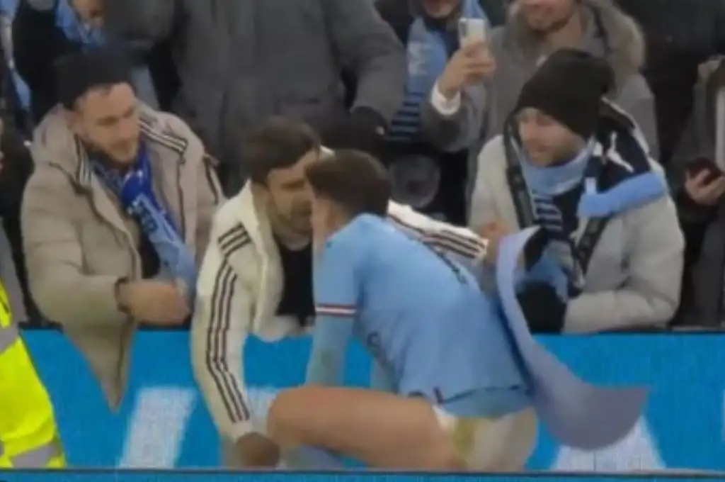 Increíble gesto de Julián Álvarez tras la victoria con el City: regaló su short a un hincha de River