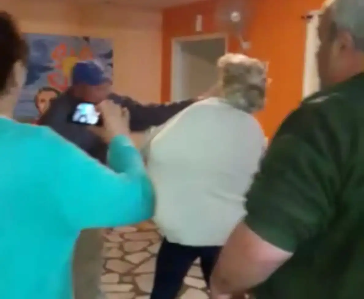 Volvió a trabajar la empleada municipal que golpeó a un anciano