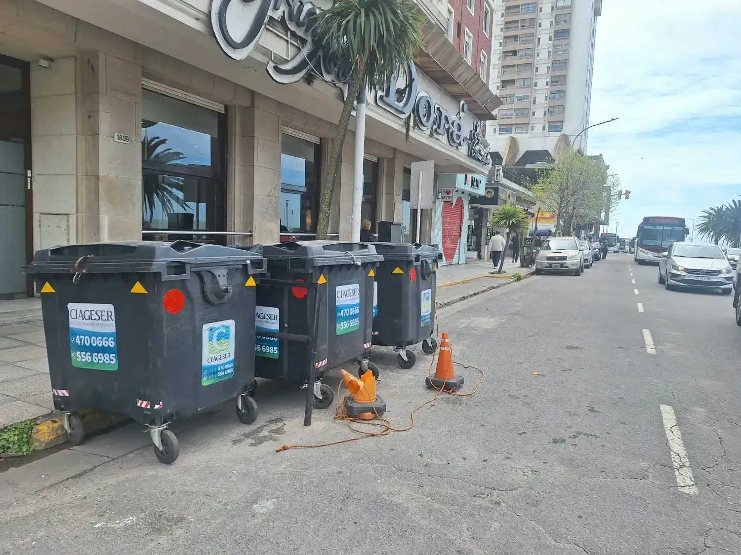 El pasajero fue trasladado al HIGA tras sufrir una grave lesión al abordar un taxi frente al Hotel Dorá.