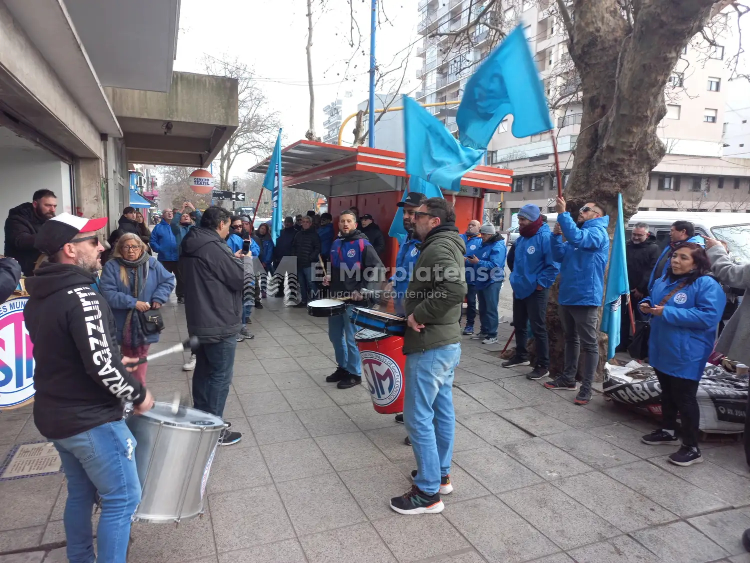 Imagen archivo en donde trabajadores municipales realizaron una manifestación por el conflicto salarial.