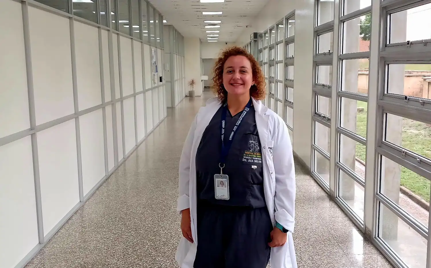 En el Hospital de Niños de la Santísima Trinidad, María Julia Orellano atiende a niños con lesiones y fracturas de toda la provincia.