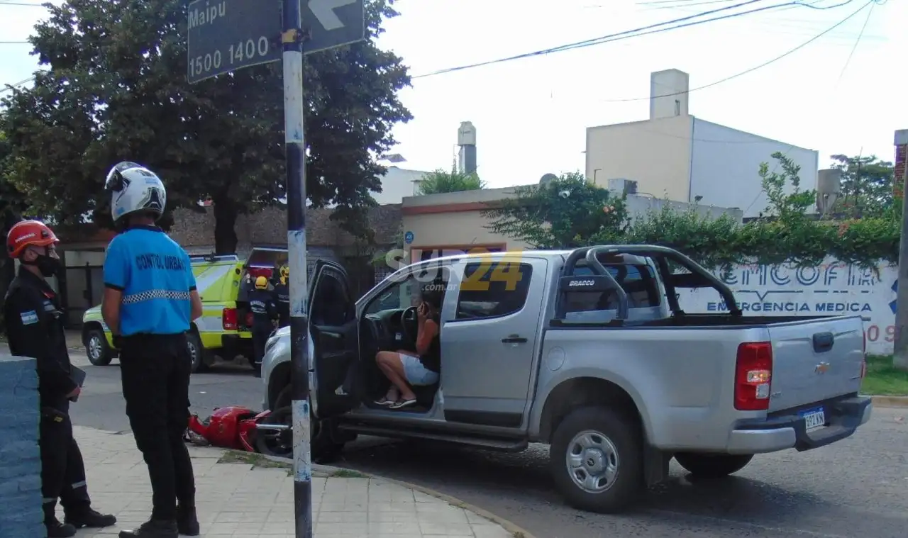 Venado Tuerto: joven lesionada al chocar contra una camioneta en su moto