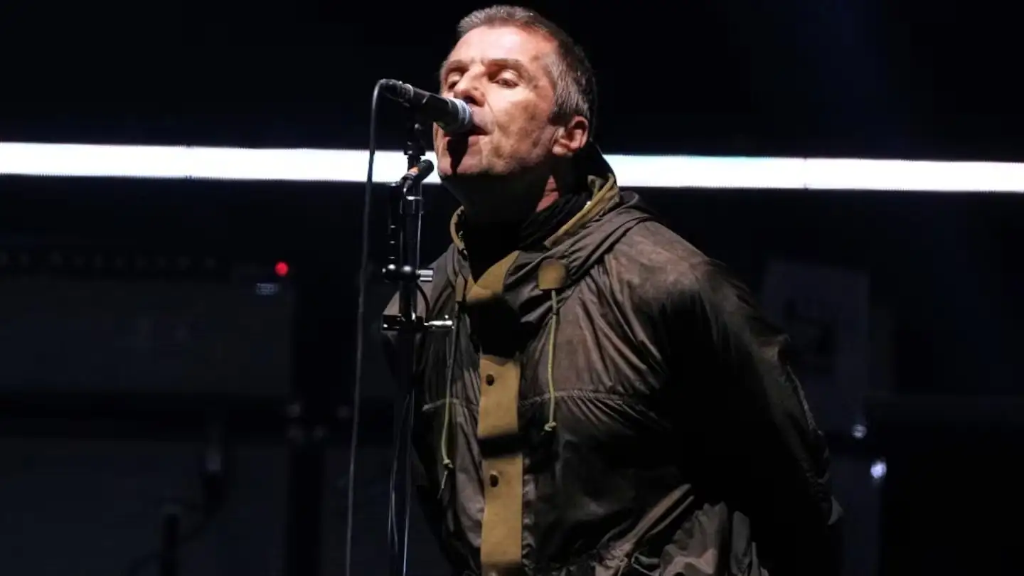Liam Gallagher actuando en Cardiff, en el regreso de Oasis a los escenarios (Foto: Scott A Garfitt/Invision/AP)