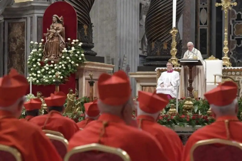 Vaticano: un cardenal denunció que los conservadores conspiran para que Francisco renuncie
