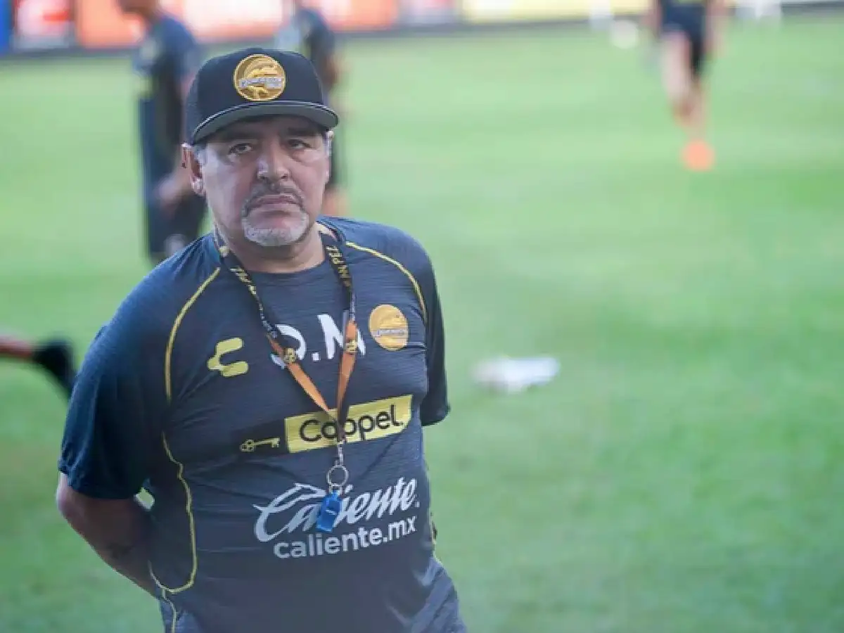 Operaron a Diego Maradona por una hernia
