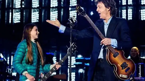 La nena de 10 años que tocó el bajo con Paul McCartney
