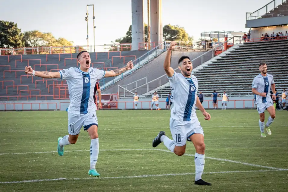 Santiago González con la boca llena de gol detrás de Guido Vadalá, autor del penal para el 2-0 ante Patronato (Foto: Florencia Arroyos - MarcaDeportiva)