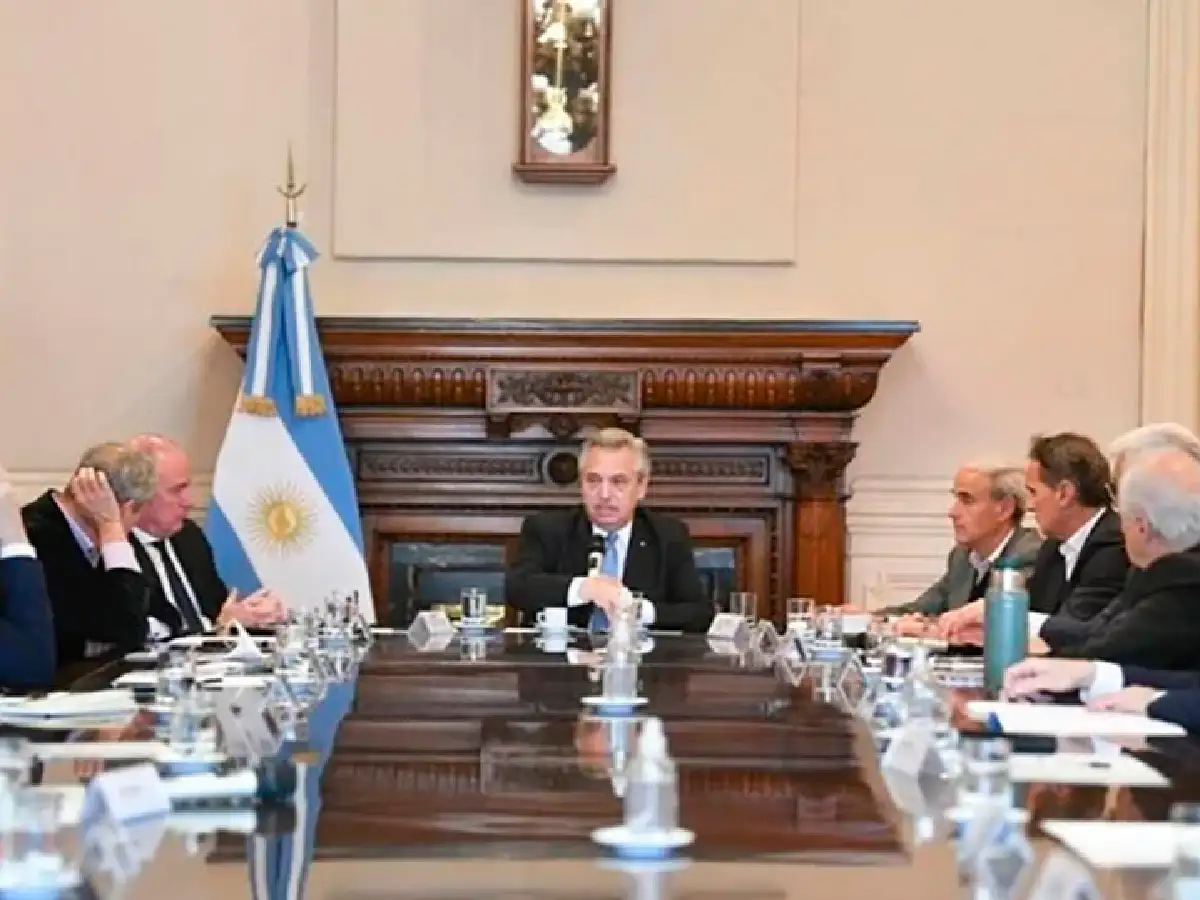 Con Fernández a la cabeza, el gabinete "evalúa los avances de cada área"