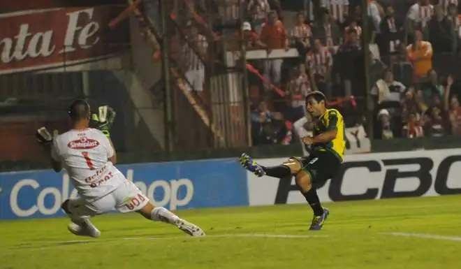 José Sand ya ensayó la definición que le daría el 1-0. 
