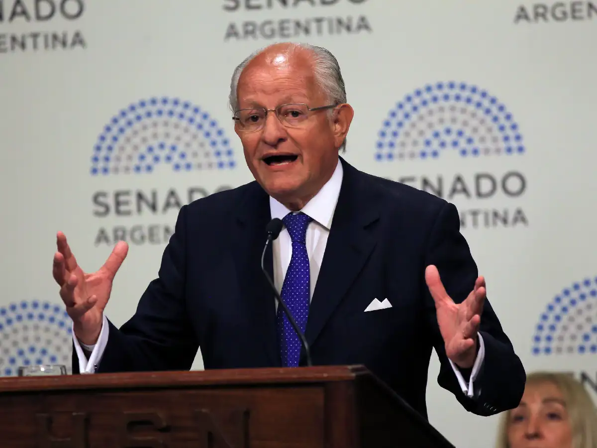 Abel Albino desató la polémica en el Senado al cuestionar el uso de los preservativos 