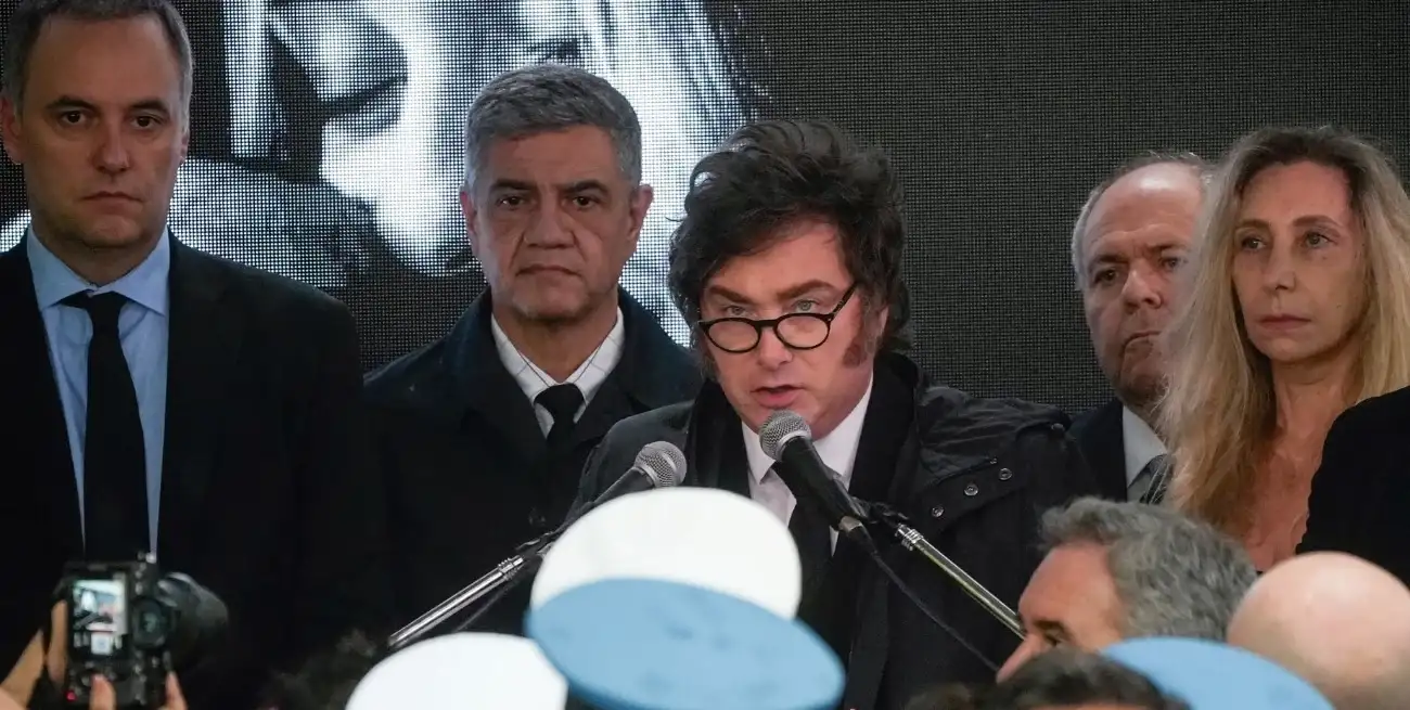 Javier Milei este martes durante el acto junto a Karina Milei, Manuel Adorni y Jorge Macri. Crédito: Gentileza Clarín