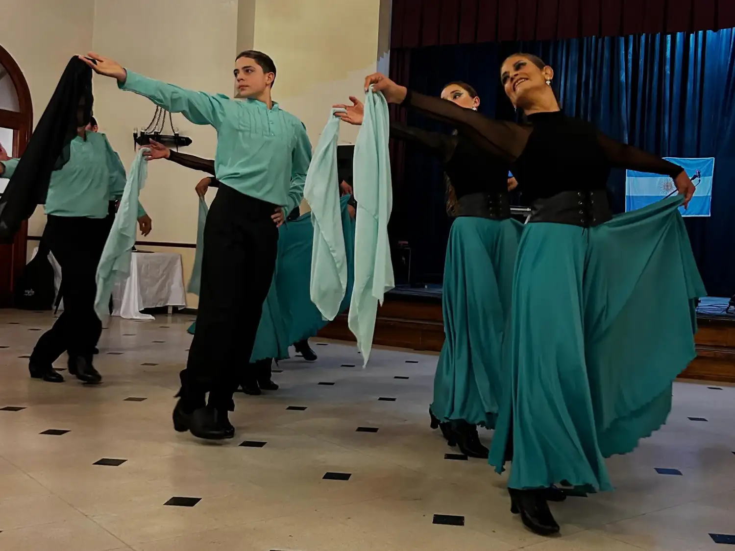 El estudio de danzas folclóricas Dejando Huellas ofrecerá el espectáculo “Entre Tierras y Caminos”. Foto: Gentileza.